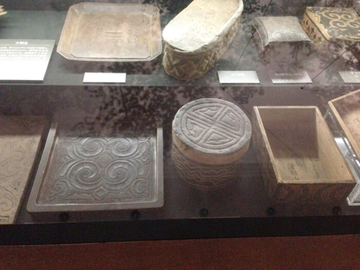博物館におさめられた、アイヌ民族の工芸品